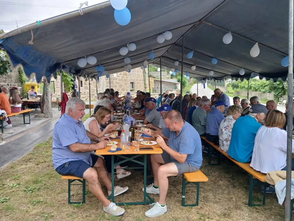 asistentes &aacute; xuntanza del homenaje al Deportivo de la Pe&ntilde;a Pardo de Cela en Alfoz