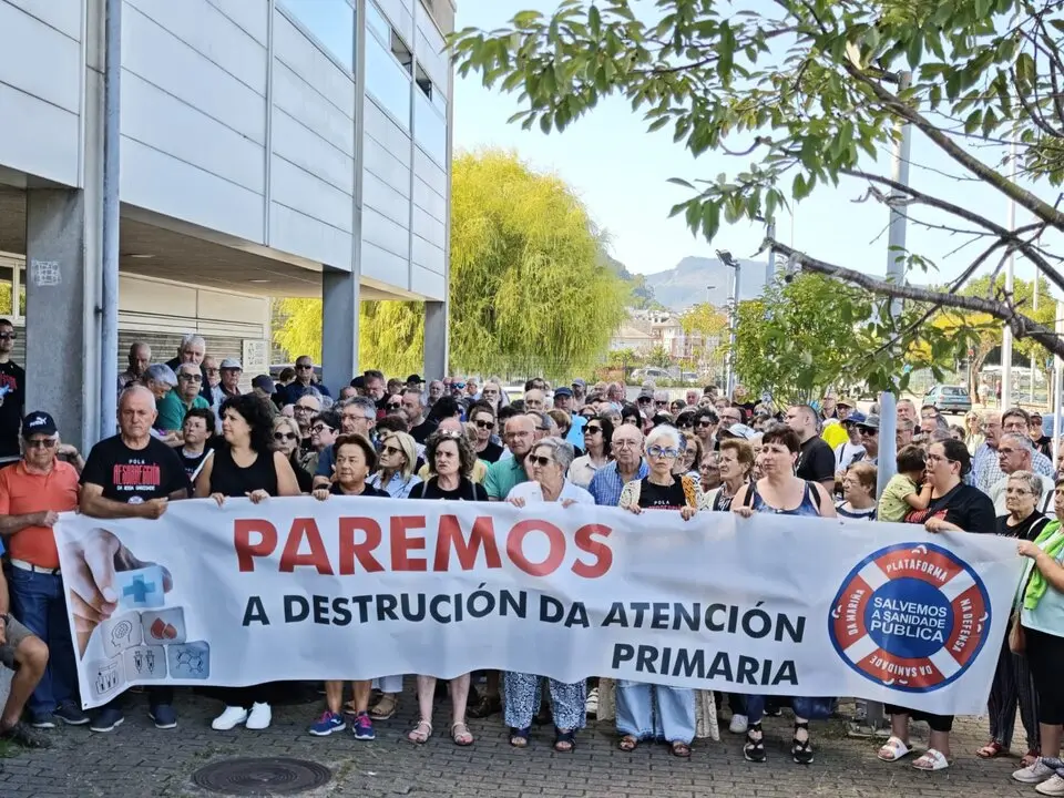 Protesta de Plataforma Sanitaria da Mari&ntilde;a en Viveiro