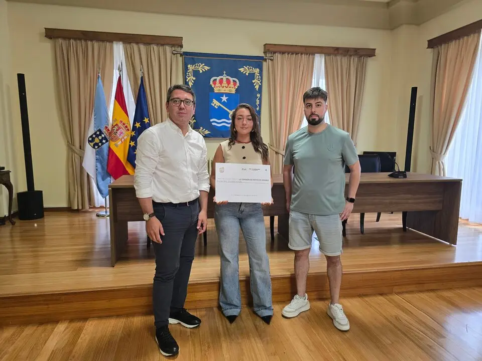 130825 BURGUER FEST DONA 1500&euro; A COMISION DE FIESTAS (2)