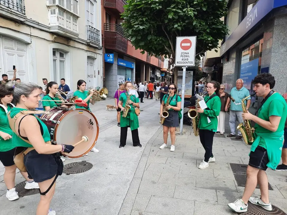 240825 Foto charanga Bicoia en Ribadeo