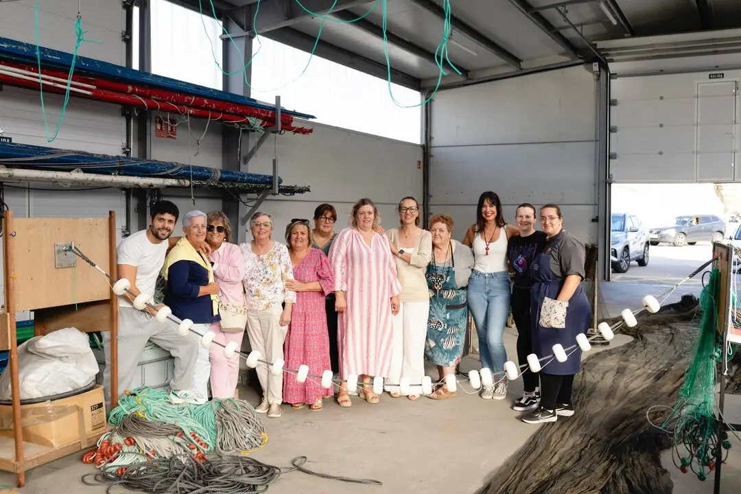 Redeiras y palilleiras de Burela compartieron sus saberes en un taller que combina tradici&oacute;n marinera y arte contempor&aacute;neo.