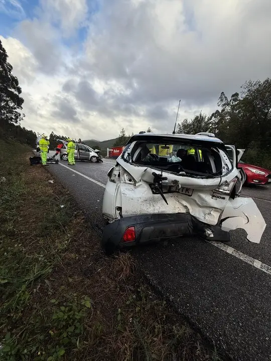 Accidente en Budi&aacute;n, en O Valadouro, en el que se vieron implicados dos turismos y un cami&oacute;n