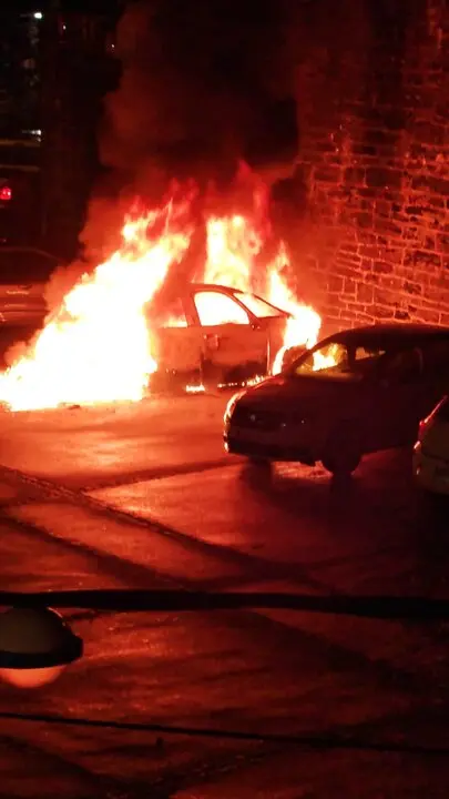 Coche quemado de madrugada en el muelle de Porcill&aacute;n