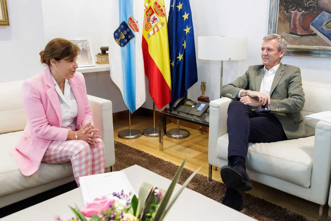 O presidente da Xunta, Alfonso Rueda, re&uacute;nese no seu despacho coa alcaldesa de Vivieiro, Mari&ntilde;a Gueimunde. Edificio Administrativo de San Caetano (Santiago de Compostela), 01/10/25.
