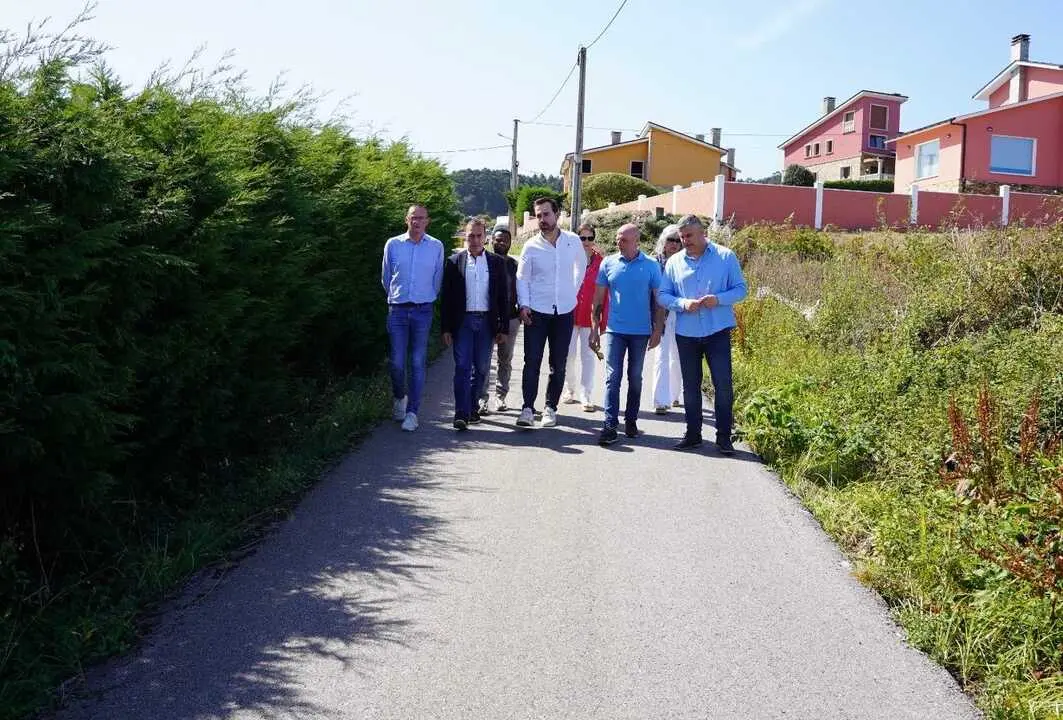 Diputados provinciales y concejales del PP de Burela durante su visita a la villa, donde trasladaron al gobierno local las demandas de los vecinos de Os Cotos, Ril y el barrio de la Casilla.