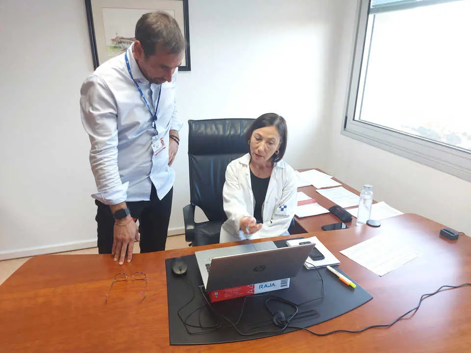 El gerente del &aacute;rea sanitaria I, Pedro Jim&eacute;nez, con la trabajadora social que se encarga de ofrecer atenci&oacute;n personalizada a la poblaci&oacute;n de San Tirso de Abres, Pilar L&oacute;pez.