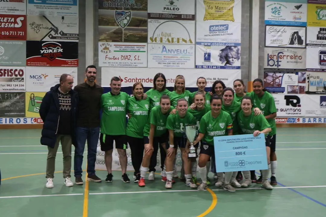 El diputado de Mocidade, Daniel Garc&iacute;a, junto a integrantes del Praias de Barreiros tras la final femenina de la VI Copa Deputaci&oacute;n de F&uacute;tbol Sala.