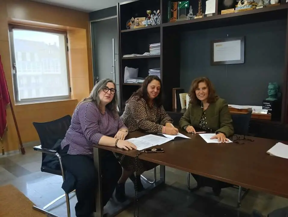 La alcaldesa Mari&ntilde;a Gueimunde, durante la firma de una de las subvenciones nominativas
