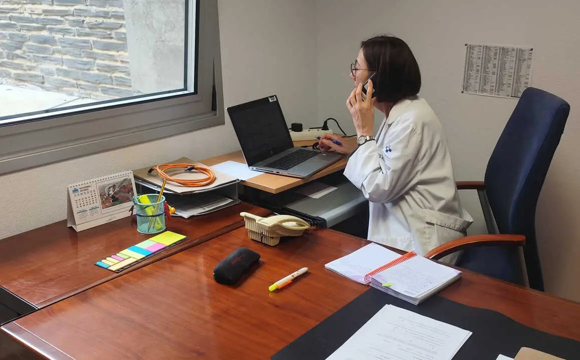 * En la imagen, Pilar L&oacute;pez, trabajadora social que se encarga de ofrecer atenci&oacute;n personalizada a la poblaci&oacute;n.