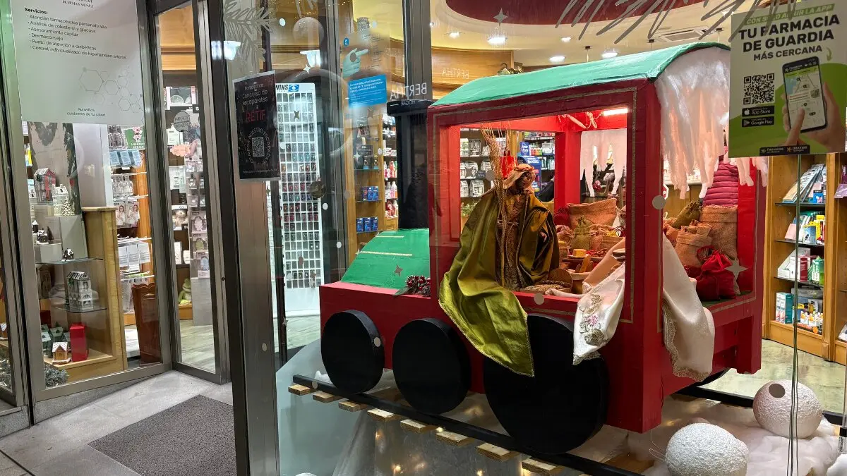 El escaparate navide&ntilde;o de la Farmacia Montserrat Iglesias vuelve a sorprender con un Bel&eacute;n colaborativo que ya conquista al p&uacute;blico.