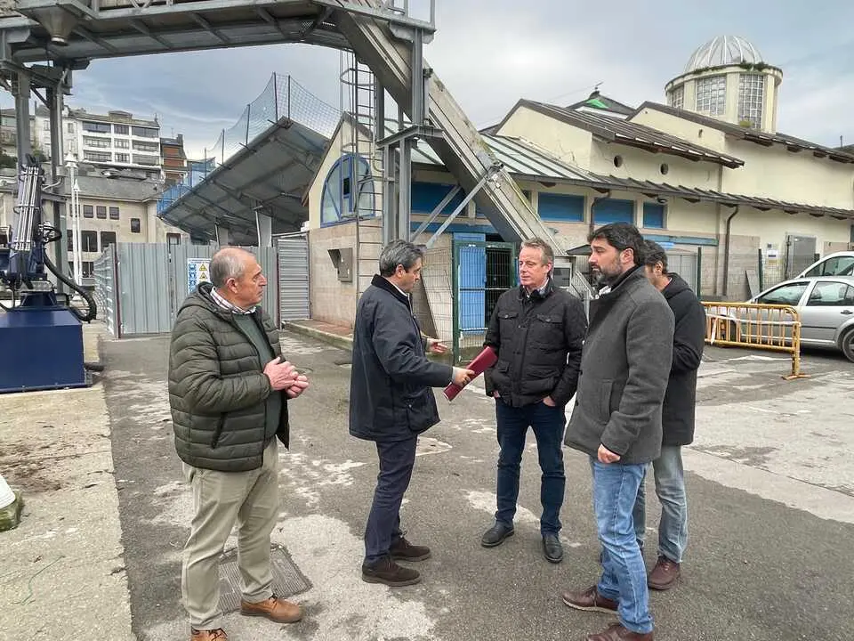 2025_12_18 Consejero Medio Rural visita Cofrad&iacute;a Pescadores Luarca (4)