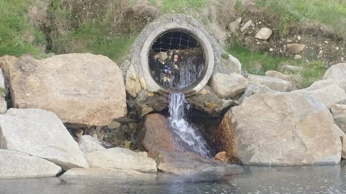 Situaci&oacute;n de la salida de la tuber&iacute;a de drenaje bajo la carretera Nacional 642, en la Praia da Areoura