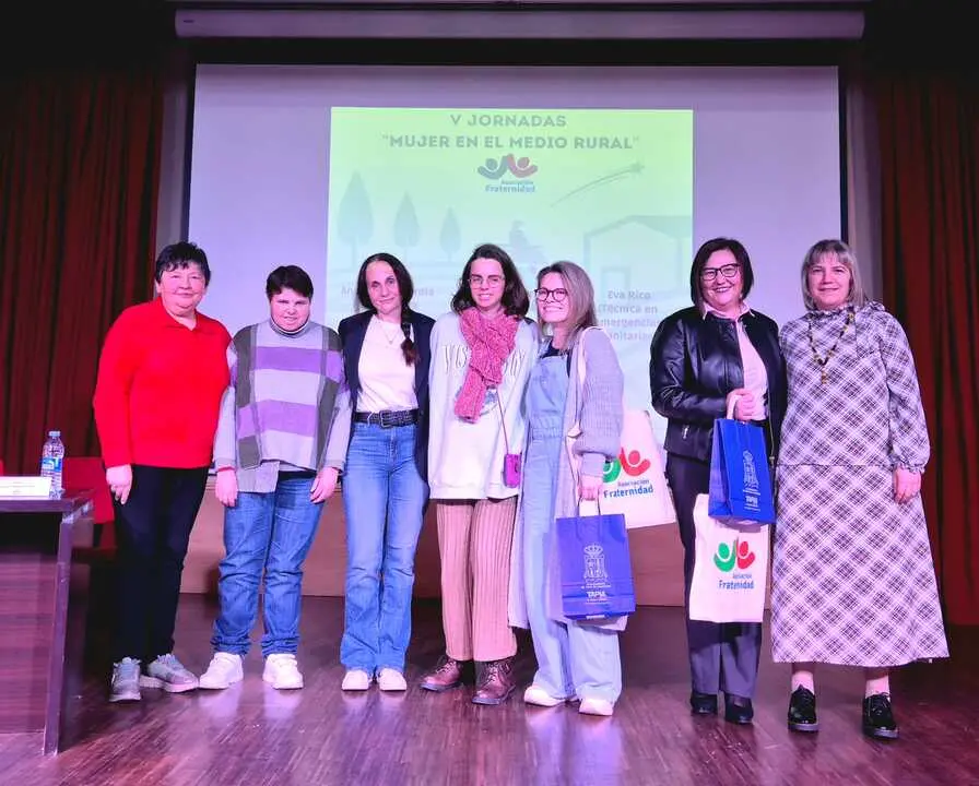 ponentes, moderadora, y personas usuarias (2)