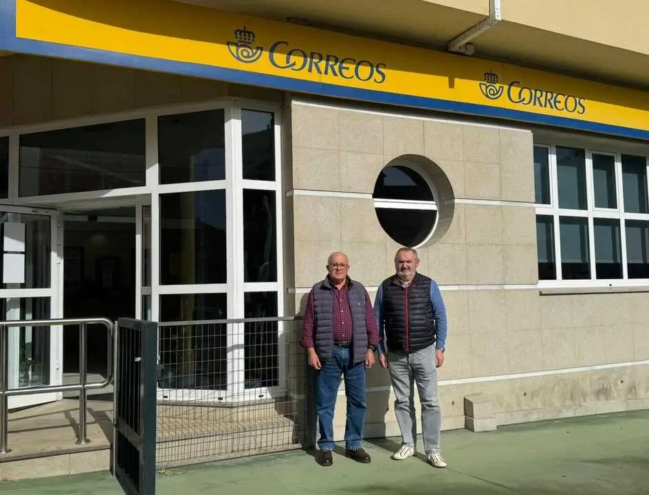 Balseiro y Lamela junto a la oficina de Correos de O  Valadouro.