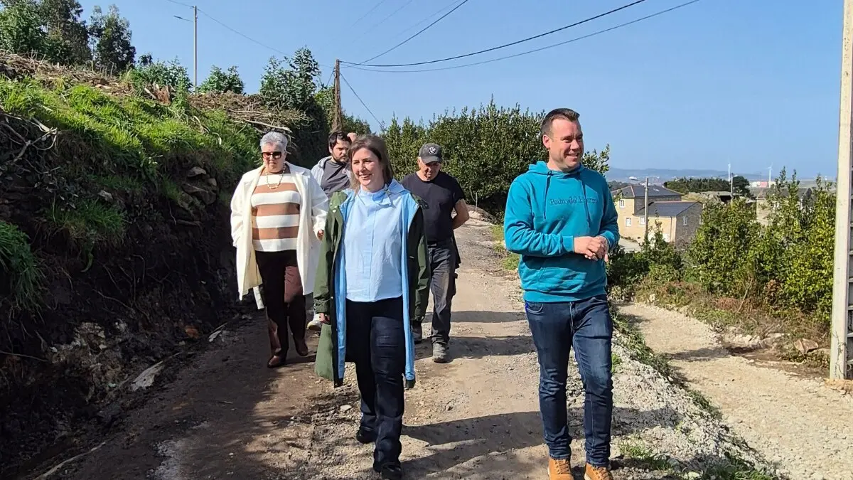 La alcaldesa de Cervo, Dolores Garc&iacute;a Caram&eacute;s, acompa&ntilde;ada por el concejal de Zona Rural, Adri&aacute;n Arias.