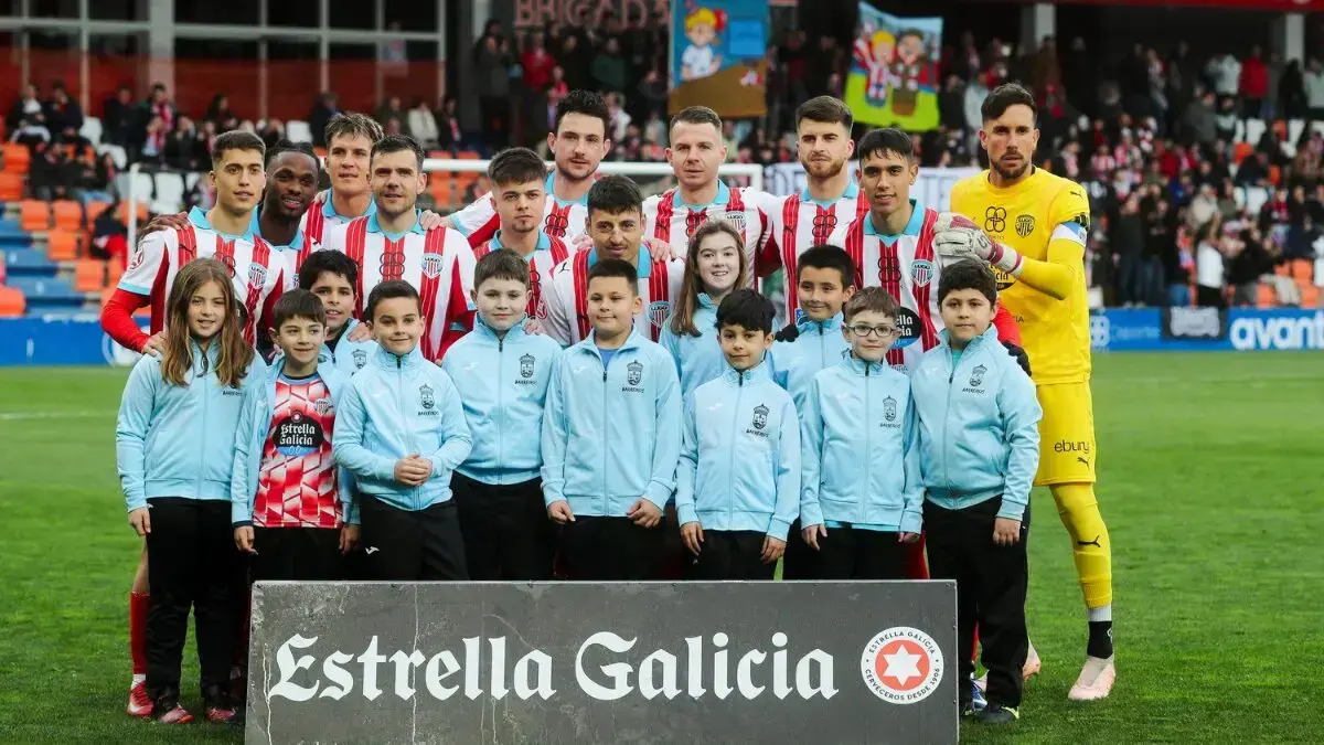 Los ni&ntilde;os y ni&ntilde;as de las Escolas Deportivas Municipais de Barreiros, en el Estadio Anxo Carro.