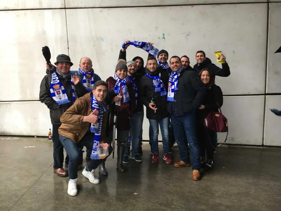 Miembros de la Pe&ntilde;a Carbayona El Fondrigo en sus inicios, antes de un derbi en Oviedo, en una imagen en la que aparece Antonio Seijo Veiguela.