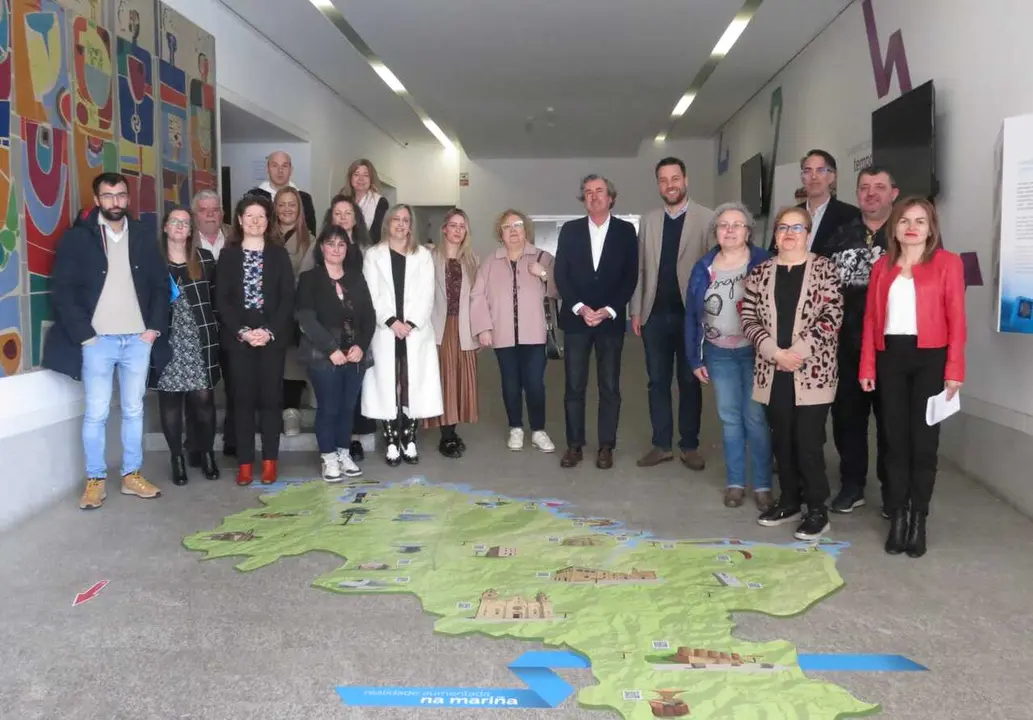 Imagen de archivo de anteriores foros organizados por la FCAM en el Cenima de Foz, con la presencia de representantes del sector tur&iacute;stico y comercial de A Mari&ntilde;a.