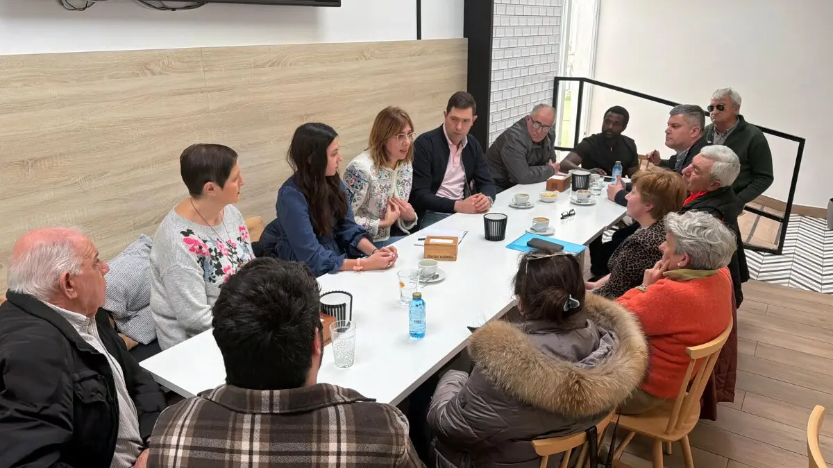 Diputados del PPdeG y representantes municipales de A Mari&ntilde;a durante reuniones informativas sobre el incremento del presupuesto del Servizo de Axuda no Fogar.