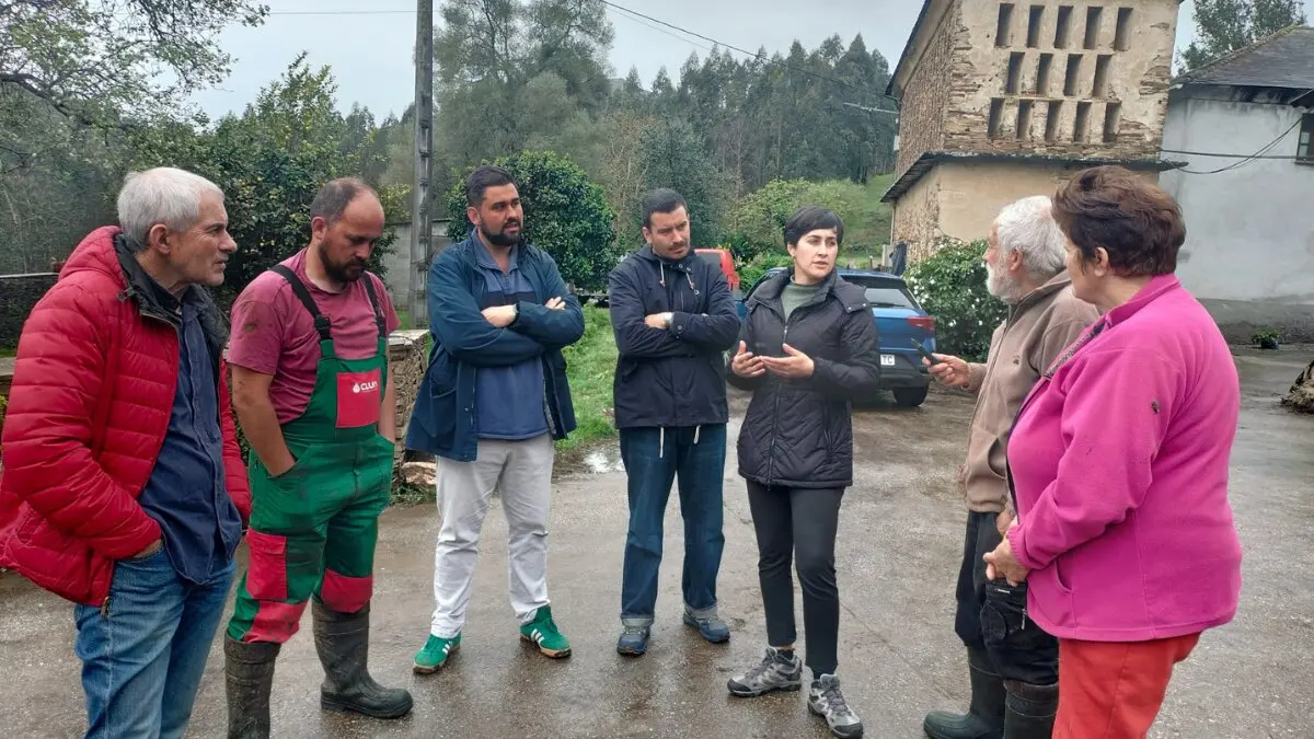 Reuni&oacute;n de integrantez del BNG con ganaderos en la parroquia ribadense de Vilela.