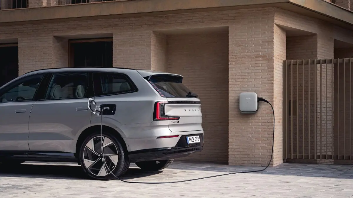 Un Volvo EX90 cargando.