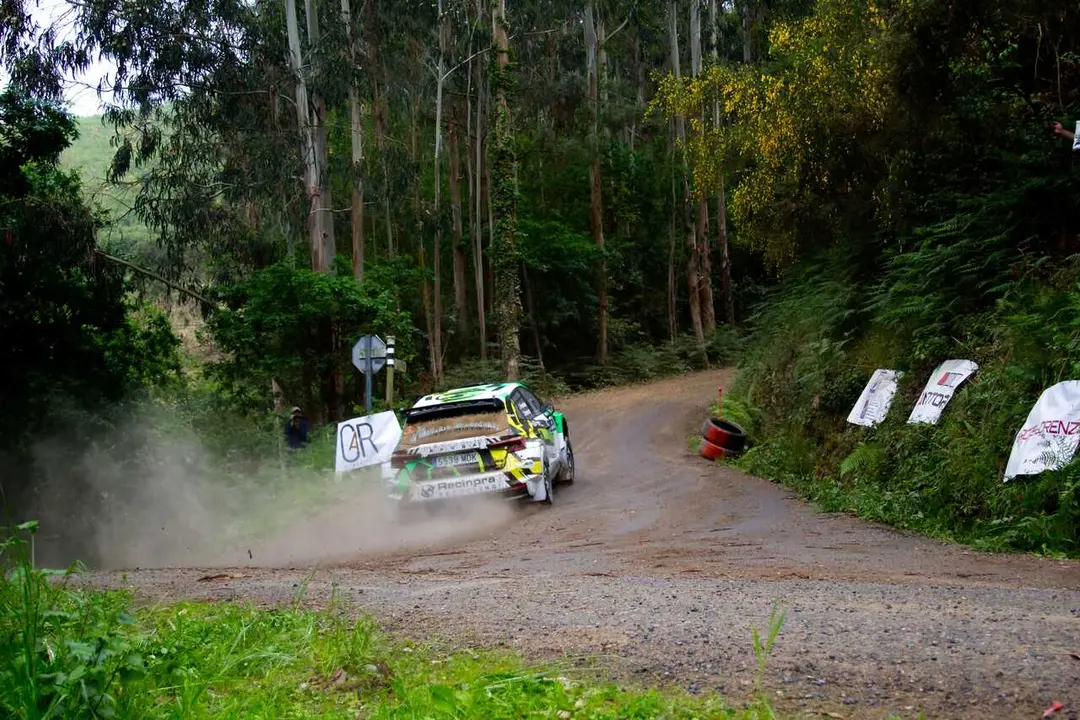 Foto: Uno de los veh&iacute;culos participantes en acci&oacute;n durante el I Tramo de Tierra Villa de Vegadeo, en una imagen difundida por las redes sociales de A Veiga Racing.