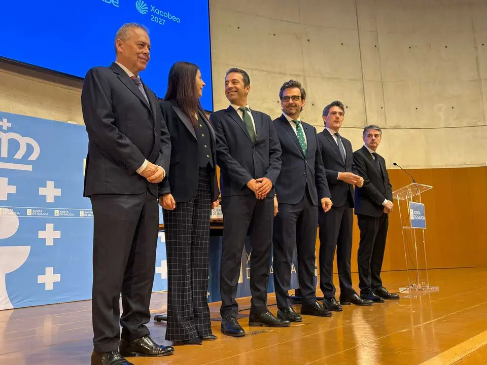 Alfonso Villares, acompa&ntilde;ado por G&oacute;mez Caama&ntilde;o, G&oacute;mez, Calvo y Arias durante la toma de posesi&oacute;n del cargo de delegado territorial de la Xunta en Lugo