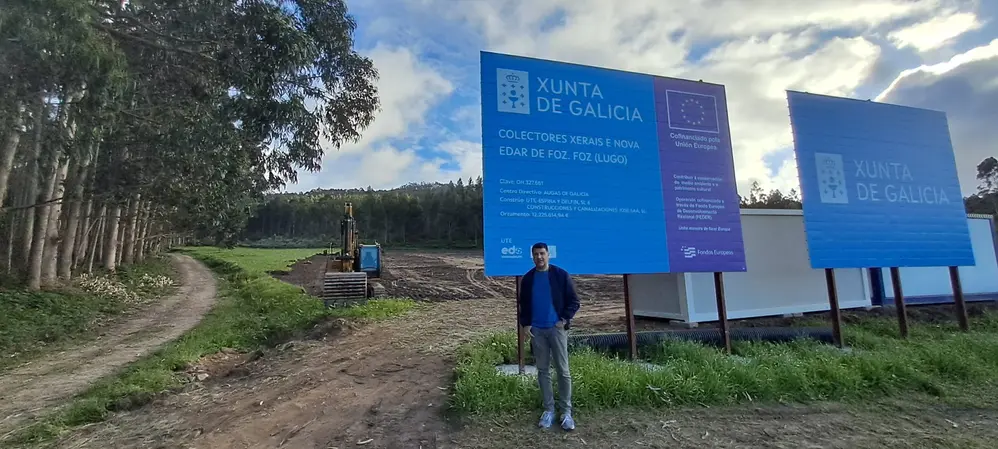 Javier Castiñeira na ubicación da nova depuradora
