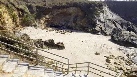 Rescatan a una familia de veraneantes en Rocas Blancas, Ribadeo