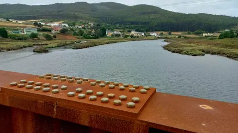 DESEMBOCADURA DO R&Iacute;O OURO DESDE A PONTE DE FERRO COA PLANTA POTABILIZADORA DE FOZ AO FONDO