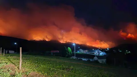 Imaxe do incendio no concello de Trabada