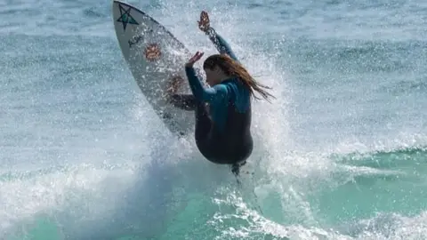 kenia lopez surf tapia