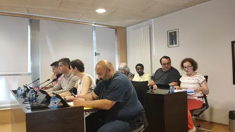Grupo Municipal do PP xunto a concelleiros doutros grupos no sal&oacute;n de plenos de Burela
