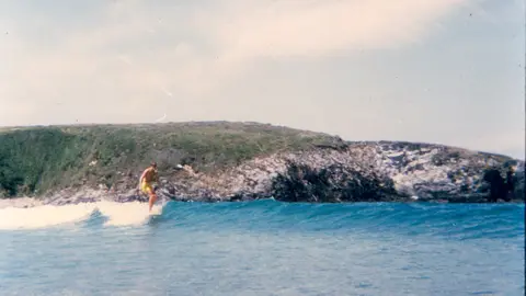surf tapia foto embajada de australia