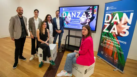 O director da Axencia Galega das Industrias Culturais, Jacobo Sutil, re&uacute;nese cos representantes dos colectivos art&iacute;sticos do programa de m&uacute;sica e baile tradicionais Danza 3.