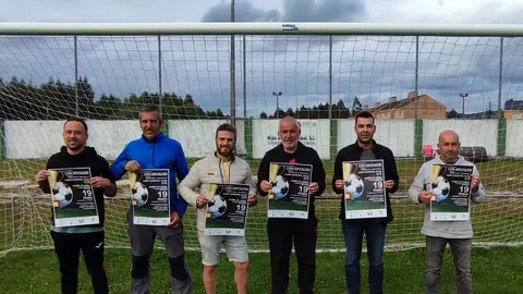 Concelleiros de deportes de Alfoz e Valadouro e directiva do AD R&iacute;o Ouro na presentaci&oacute;n