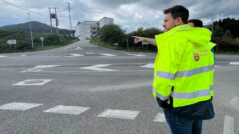 200524 O ALCALDE DE FOZ DURANTE OS TRABALLOS DE REPLANTEO DA ROTONDA NA INTERSECCI&Oacute;N GRALLEIRA-RIBELA