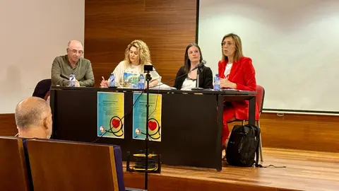 Raquel Arias no Foro Social de A Mari&ntilde;a