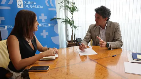 120724 Reuni&oacute;n de Javier Arias coa alcaldesa de Burela