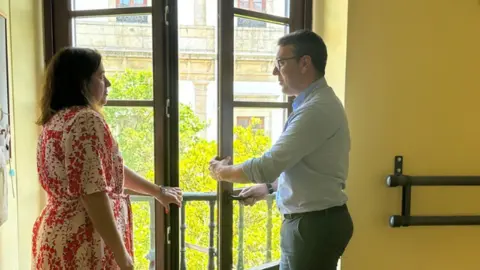 Dani Vega, tras la instalaci&oacute;n de las nuevas ventanas en la Escola de M&uacute;sica