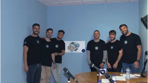 Os creadores de Burela Surf Club nun dos seus podcast.