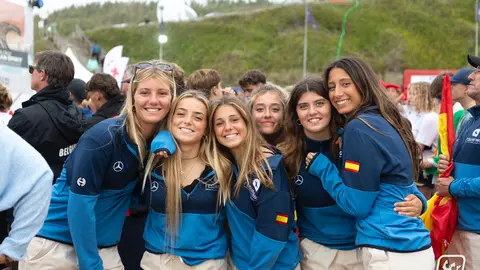 Kenia L&oacute;pez junto sus compa&ntilde;eras de la Selecci&oacute;n Espa&ntilde;ola de Surf Junior