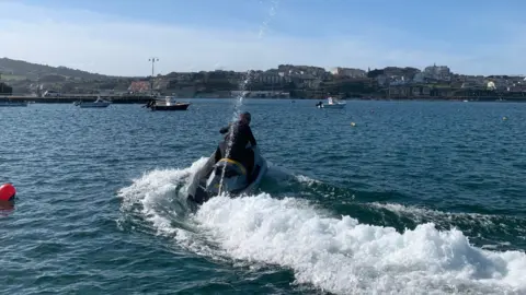 Moto de agua cirulando por la parte gallega de la r&iacute;a.