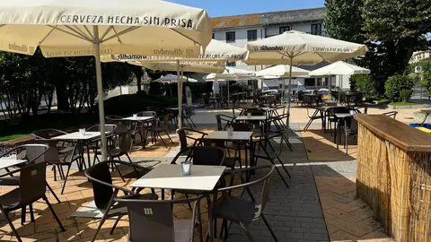 Uno de las terrazas de los negocios que el Ayuntamiento de Navia cierra hoy