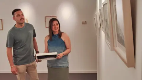 Dolores Garc&iacute;a Param&eacute;s y David Rodr&iacute;guez, en la Casa da Cultura de San Cipri&aacute;n