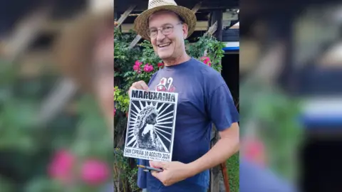 J&uuml;rgen Rauch, con el cartel ganador.