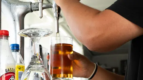 Foto de un camarero tirando una ca&ntilde;a de cerveza.