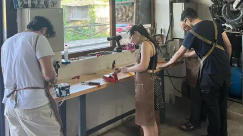 Taller Monta tu propia navaja, en Taramundi