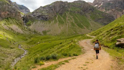 Imagen de una mujer haciendo una ruta.
