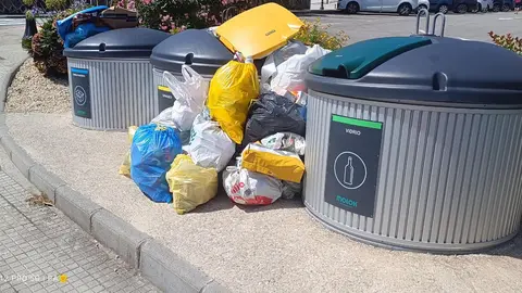 Bolsas de basura desbordadas en los contenedores